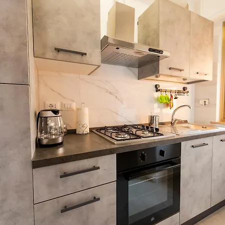 Guesthost - Lovely Flat - Steps From The Sea!