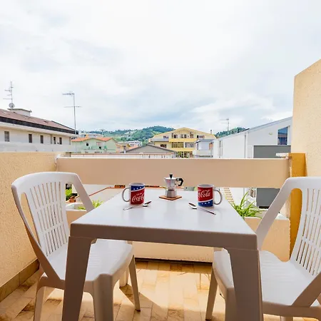 Guesthost - Lovely Flat - Steps From The Sea! 公寓 *