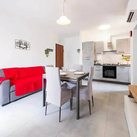 Apartament Guesthost - Lovely Flat - Steps From The Sea! *