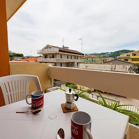 Guesthost - Lovely Flat - Steps From The Sea! Apartament
