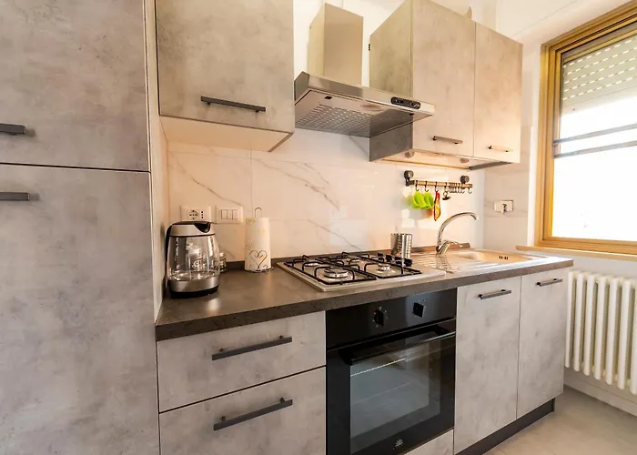 Guesthost - Lovely Flat - Steps From The Sea!